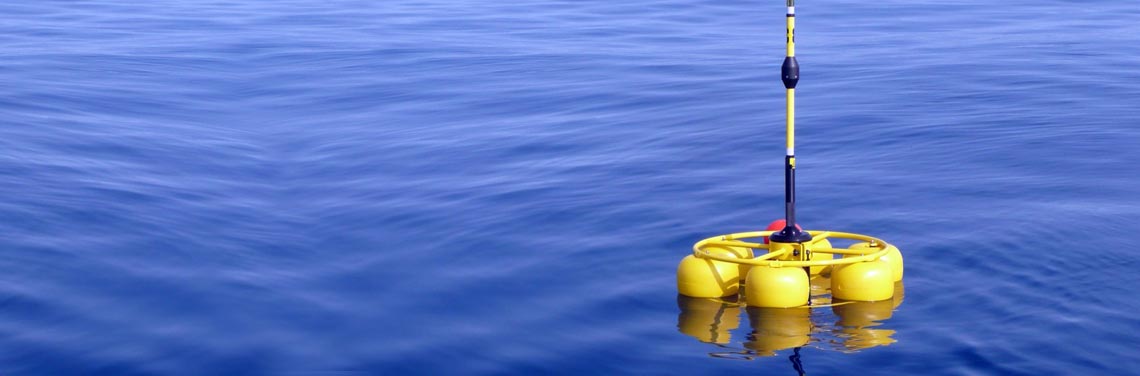 Underwater positioning of backboxes or distressed submarine